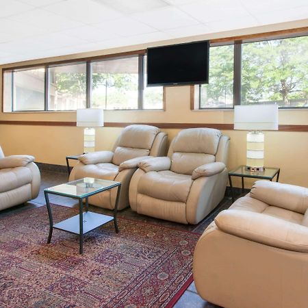 Days Inn & Suites By Wyndham Madison Heights Mi Esterno foto