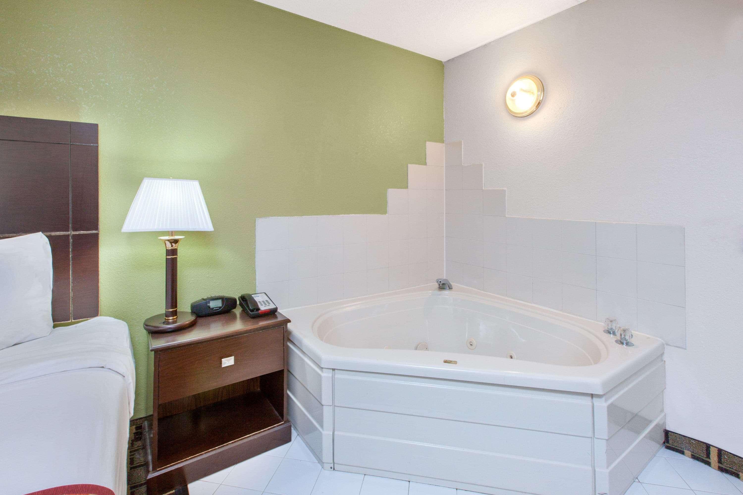 Days Inn & Suites By Wyndham Madison Heights Mi Esterno foto