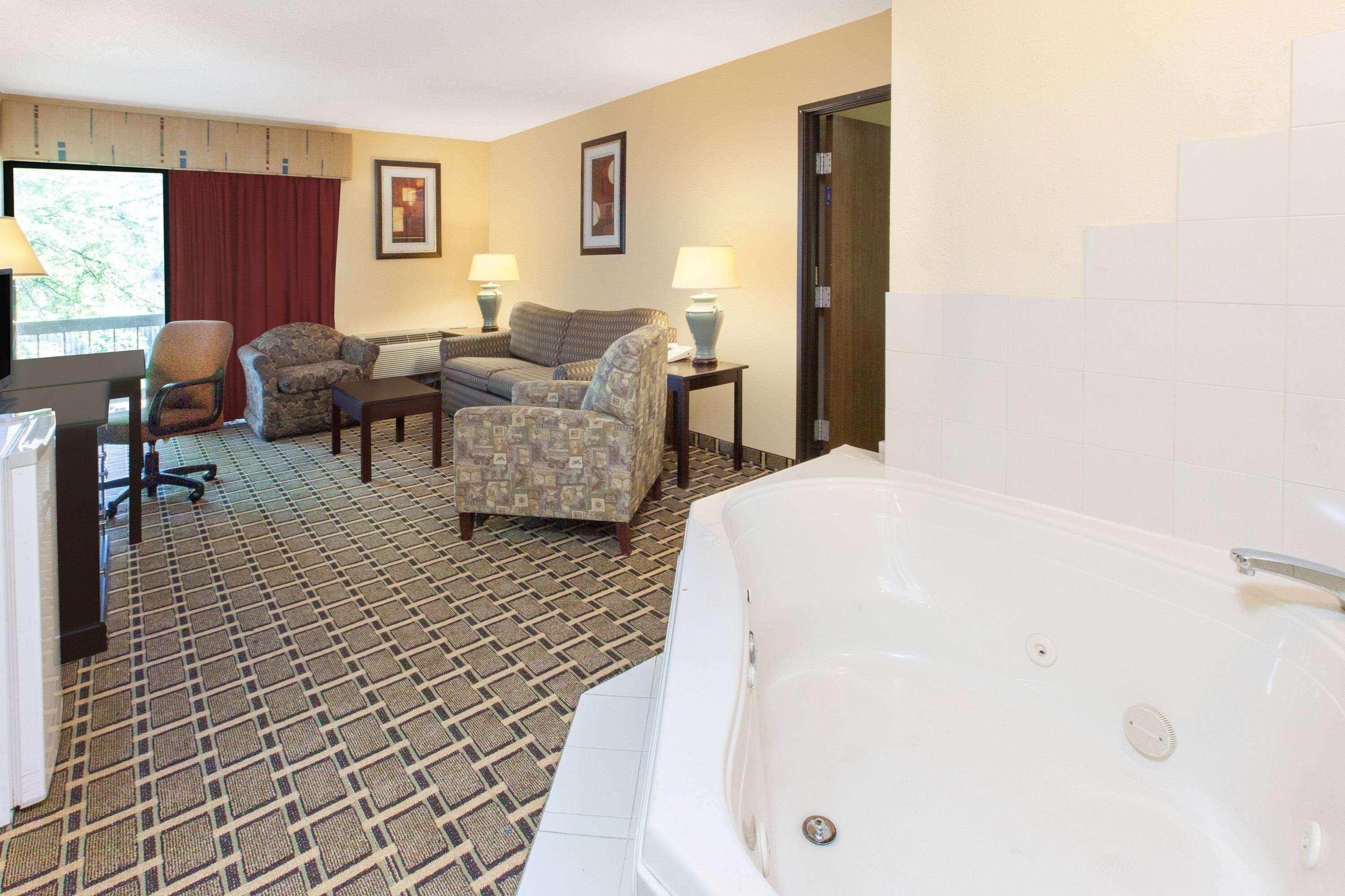 Days Inn & Suites By Wyndham Madison Heights Mi Esterno foto