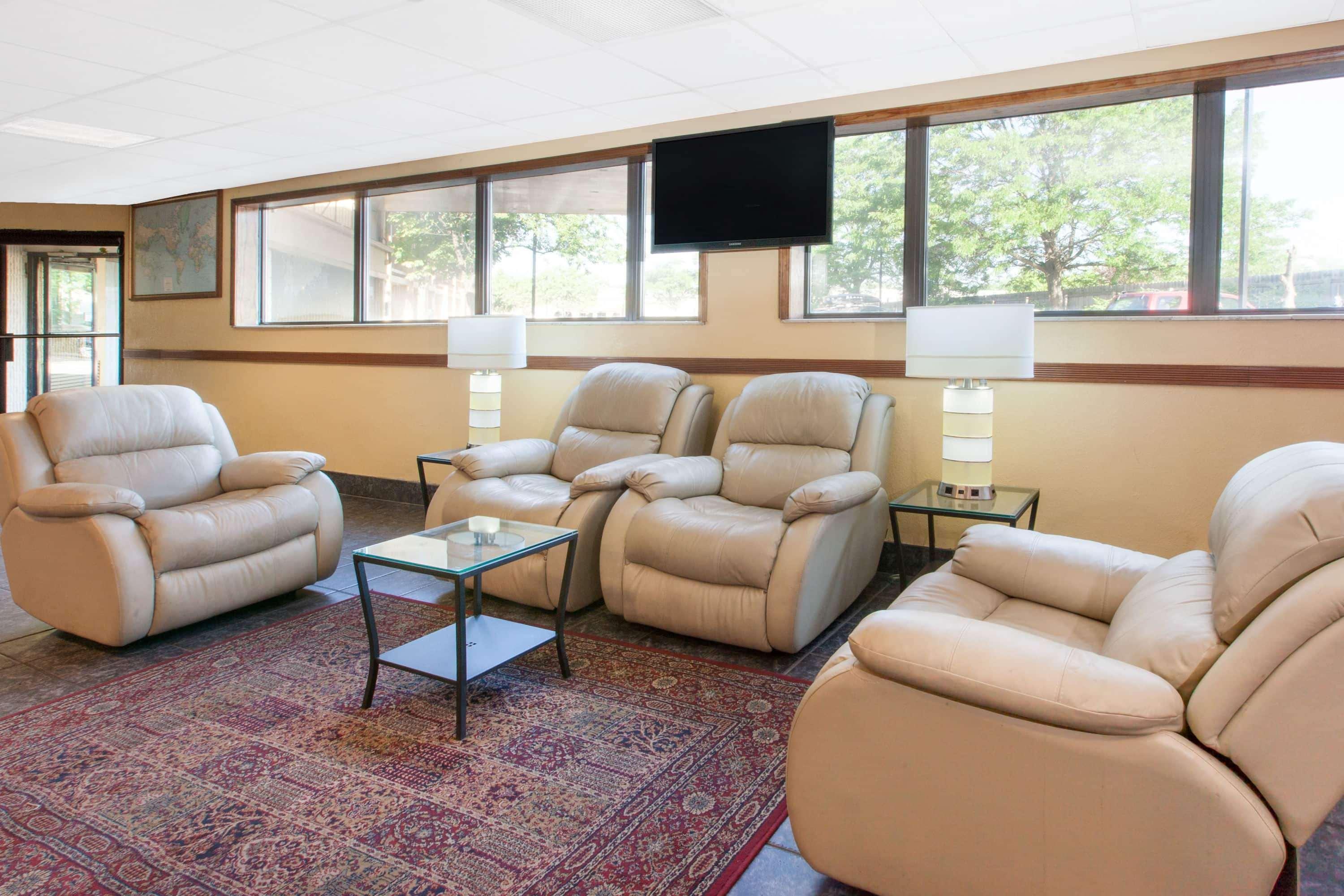Days Inn & Suites By Wyndham Madison Heights Mi Esterno foto