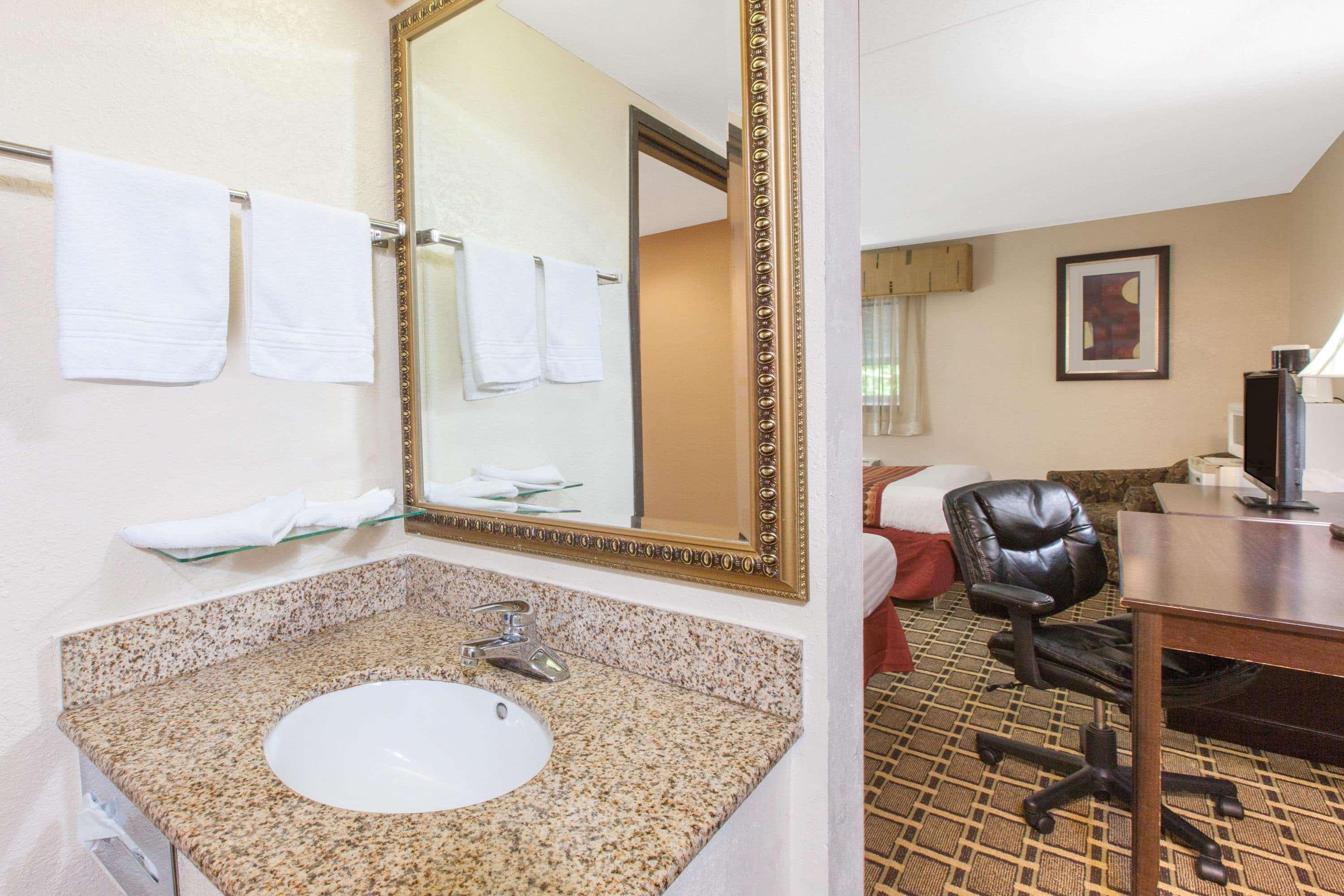 Days Inn & Suites By Wyndham Madison Heights Mi Esterno foto