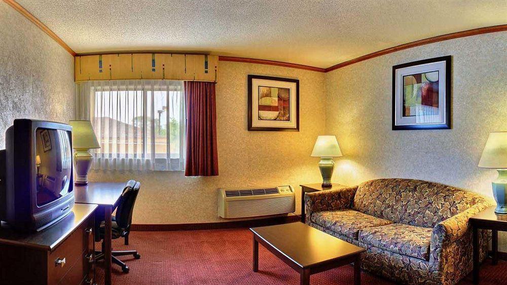 Days Inn & Suites By Wyndham Madison Heights Mi Esterno foto