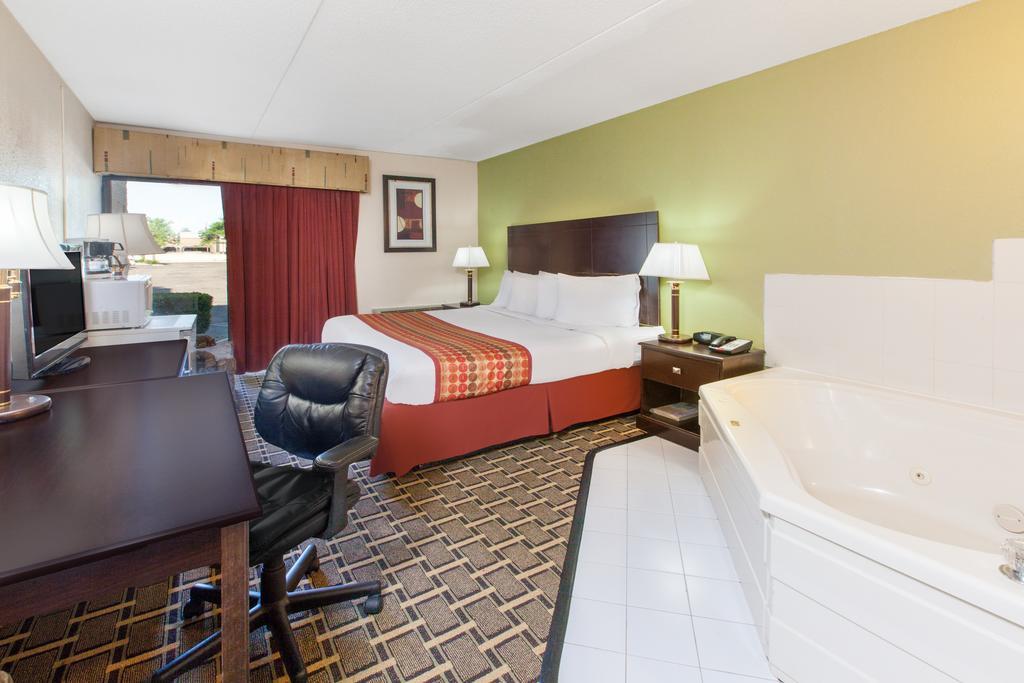 Days Inn & Suites By Wyndham Madison Heights Mi Esterno foto