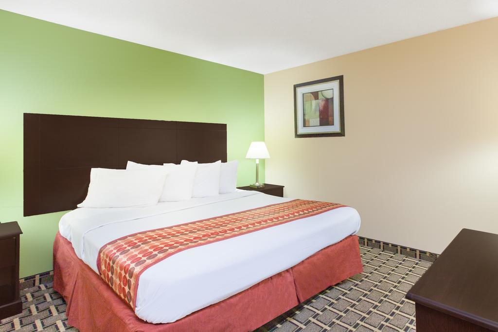 Days Inn & Suites By Wyndham Madison Heights Mi Esterno foto