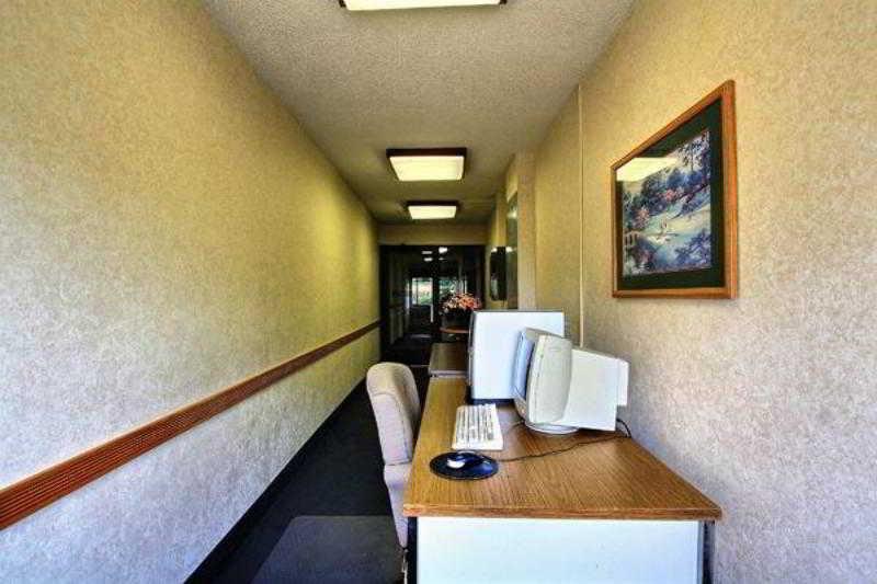Days Inn & Suites By Wyndham Madison Heights Mi Esterno foto