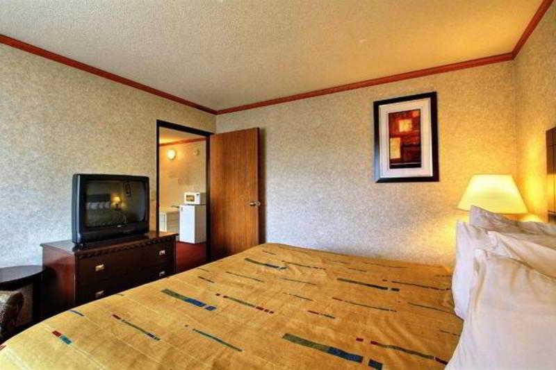 Days Inn & Suites By Wyndham Madison Heights Mi Esterno foto