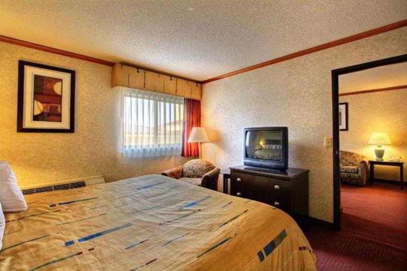 Days Inn & Suites By Wyndham Madison Heights Mi Esterno foto
