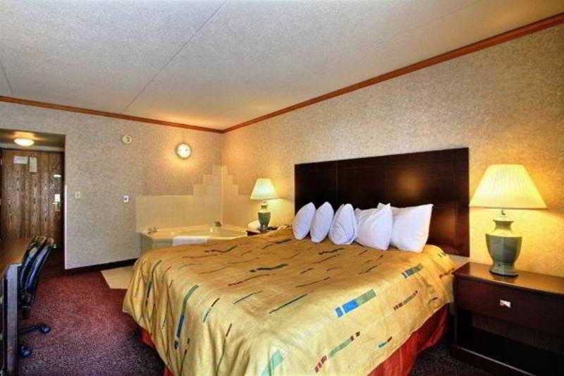 Days Inn & Suites By Wyndham Madison Heights Mi Esterno foto