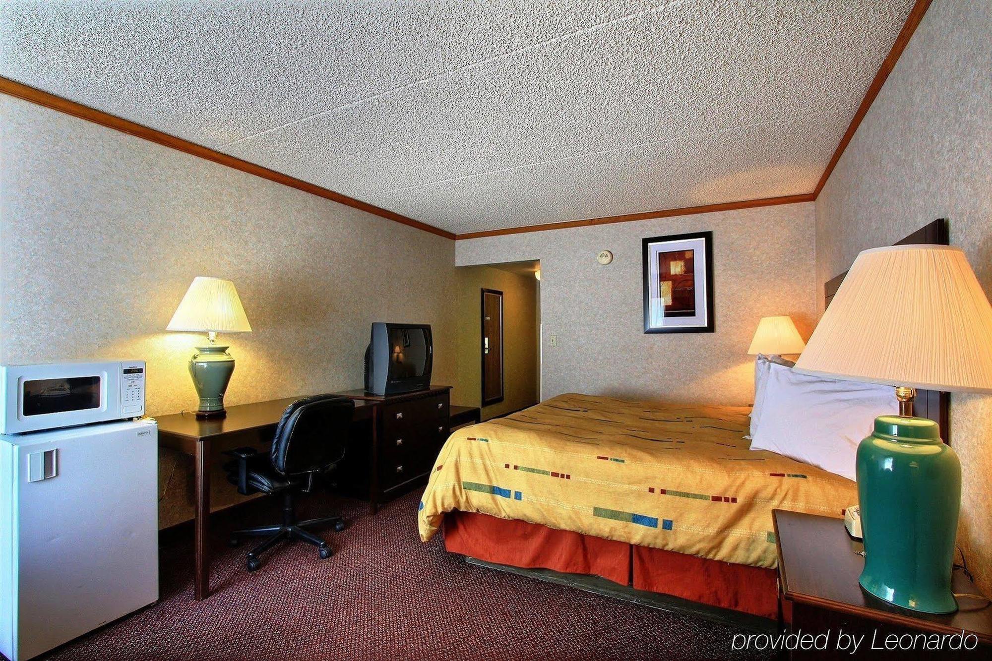 Days Inn & Suites By Wyndham Madison Heights Mi Esterno foto