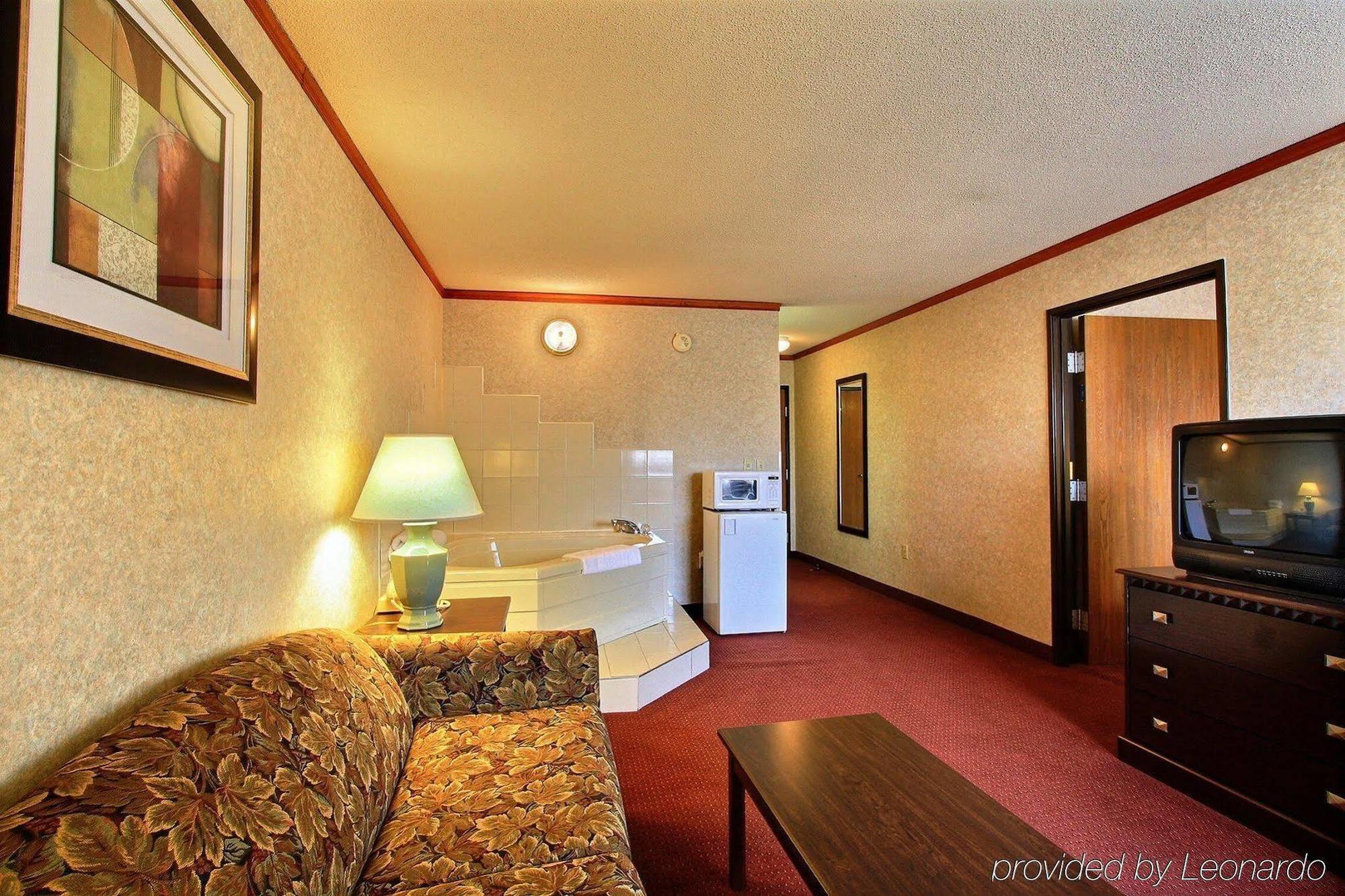 Days Inn & Suites By Wyndham Madison Heights Mi Esterno foto