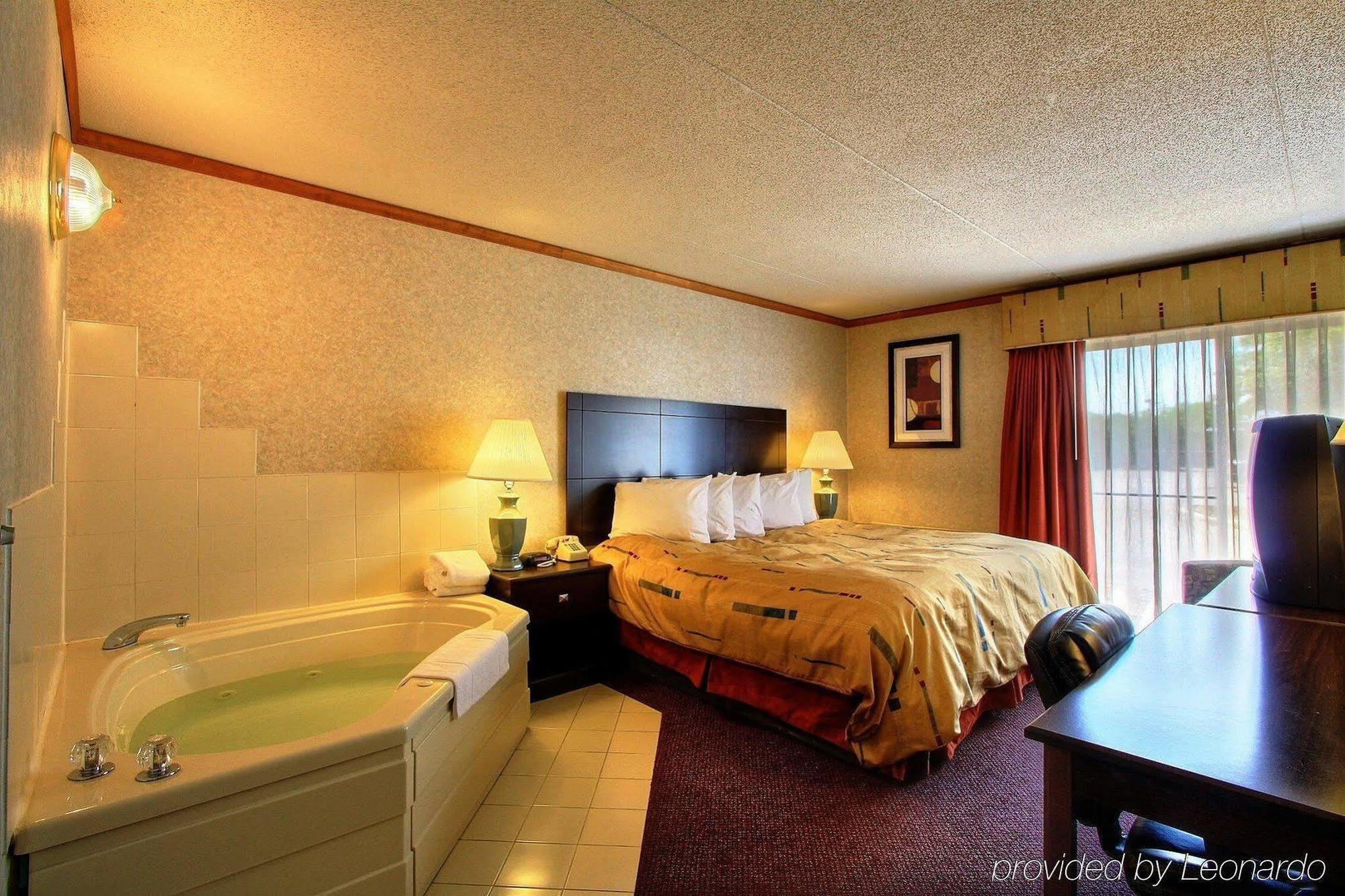 Days Inn & Suites By Wyndham Madison Heights Mi Esterno foto