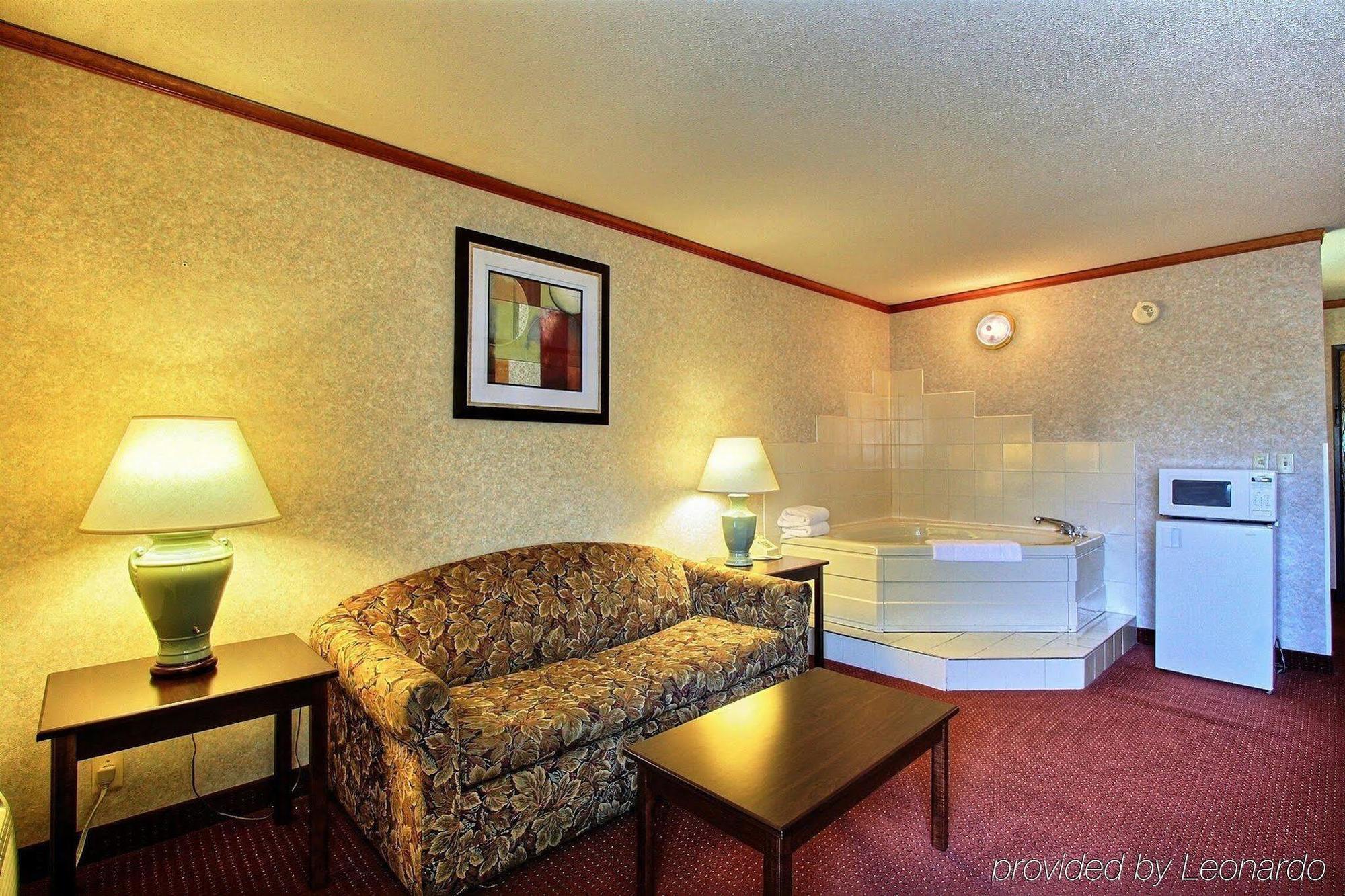 Days Inn & Suites By Wyndham Madison Heights Mi Esterno foto